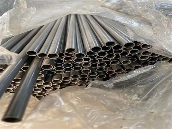 廠家批發(fā)13CrMo4-5無縫鋼管 硬度高 切口整齊合金管